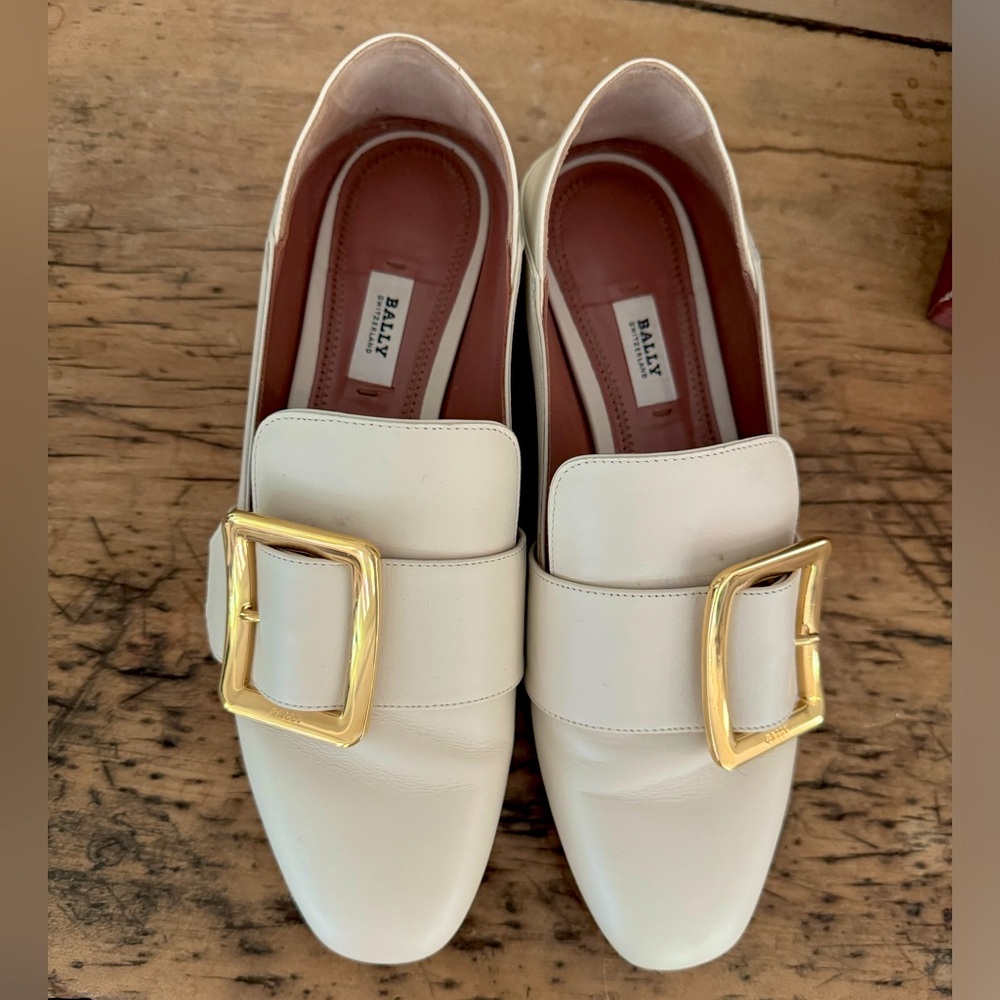 Bally Janelle Bone Flats/slip shoes. ons size  6.5, 37